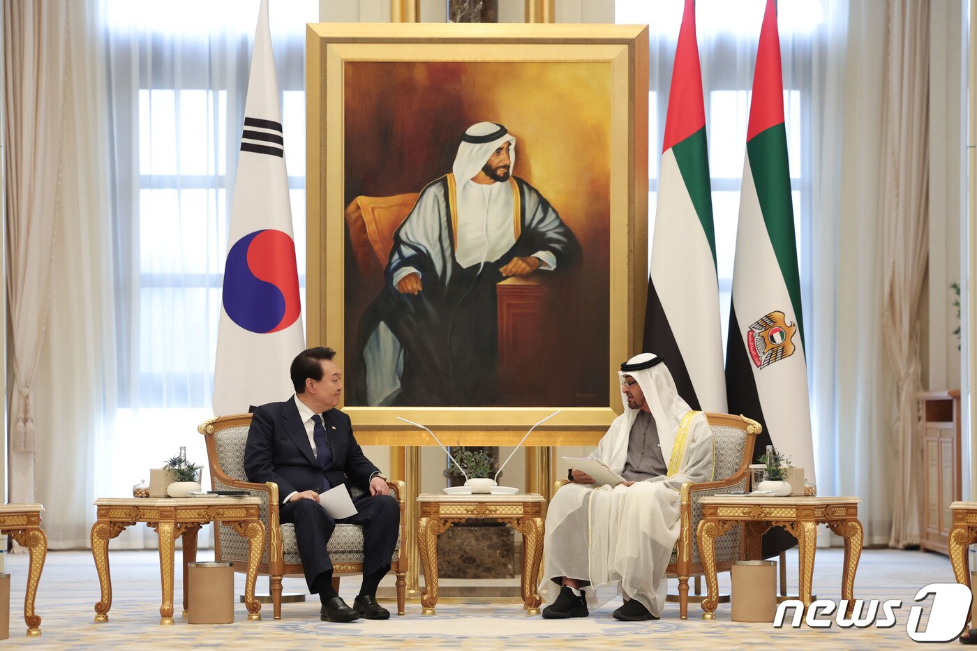 본문 이미지 - 윤석열 대통령이 15일 오전&#40;현지시간&#41; 아랍에미리트&#40;UAE&#41; 아부다비 카사르 알 와탄에서 모하메드 빈 자이드 알 나하얀 UAE 대통령과 확대회담을 하고 있다. &#40;대통령실 제공&#41; 2023.1.16/뉴스1 ⓒ News1 안은나 기자