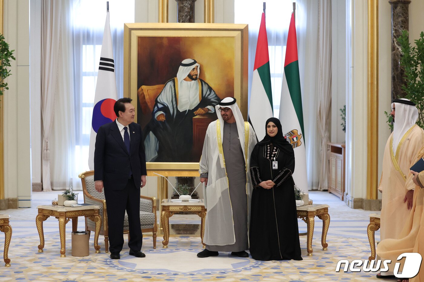 본문 이미지 - 윤석열 대통령이 15일 오전(현지시간) 아랍에미리트(UAE) 아부다비 카사르 알 와탄에서 열린 모하메드 빈 자이드 알 나하얀 UAE 대통령과의 확대회담에서 기념 촬영하고 있다. (대통령실 제공) 2023.1.16/뉴스1 ⓒ News1 안은나 기자