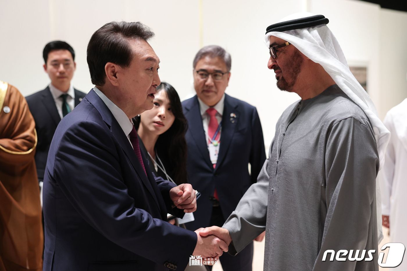 본문 이미지 - 윤석열 대통령이 16일 오전&#40;현지시간&#41; 아랍에미리트&#40;UAE&#41; 아부다비 국립전시장에서 열린 아부다비 지속가능성주간 개막식에 참석해 모하메드 빈 자이드 알 나하얀 UAE 대통령과 악수하고 있다. &#40;대통령실 홈페이지&#41; 2023.1.16/뉴스1 ⓒ News1 안은나 기자