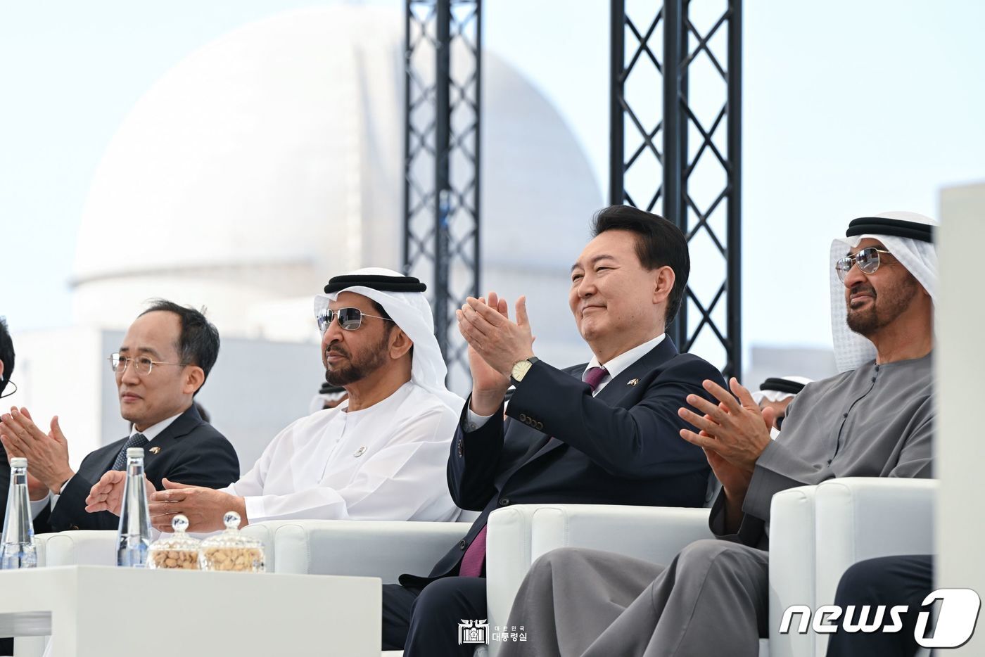 본문 이미지 - 윤석열 대통령과 모하메드 빈 자이드 알 나흐얀 아랍에미리트&#40;UAE&#41; 대통령이 16일 오후&#40;현지시간&#41; UAE 아부다비 알다프라 바라카 원자력 발전소에서 열린 3호기 가동 기념 행사에서 손뼉 치고 있다. &#40;대통령실 홈페이지&#41; 2023.1.16/뉴스1 ⓒ News1 안은나 기자