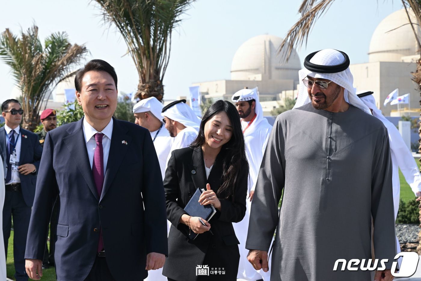 본문 이미지 - 윤석열 대통령과 모하메드 빈 자이드 알 나흐얀 아랍에미리트(UAE) 대통령이 16일 오후(현지시간) UAE 아부다비 알다프라 바라카 원자력 발전소에서 열린 3호기 가동 기념 행사에 참석하고 있다. (대통령실 홈페이지) 2023.1.16/뉴스1 ⓒ News1 안은나 기자