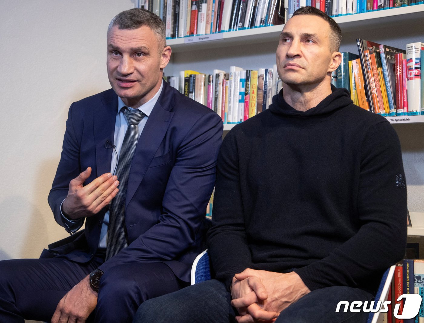 본문 이미지 - 16일(현지시간) 비탈리 클리츠코 우크라이나 키이우 시장과 그의 동생인 블라디미르 클리츠코가 로이터통신과 인터뷰하고 있다. 2023.01.16/뉴스1 ⓒ 로이터=뉴스1 ⓒ News1 김민수 기자