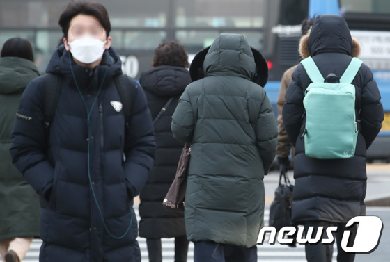서울 종로구 광화문네거리에서 시민들이 두꺼운 옷을 입고 발걸음을 옮기고 있다. 2023.1.17/뉴스1 © News1 김민지 기자