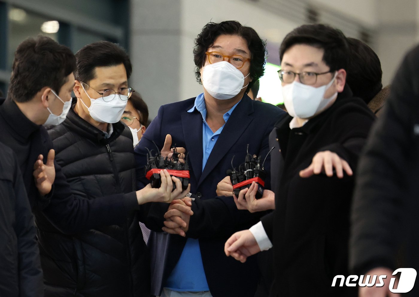 본문 이미지 - 8개월의 장기 해외 도피 끝에 태국에서 붙잡힌 김성태 전 쌍방울그룹 회장이 17일 인천국제공항을 통해 귀국하고 있다. 김 전 회장은 이재명 더불어민주당 대표의 ‘변호사비 대납’과 ‘대북 송금’ 등 각종 의혹에 연루된 쌍방울그룹의 실소유주다. 지난해 5월 말 검찰 압수수색을 앞두고 싱가포르로 출국한 뒤 같은 해 7월 말 태국으로 옮겨 도피 생활을 해왔다. 2023.1.17/뉴스1 ⓒ News1 공항사진기자단