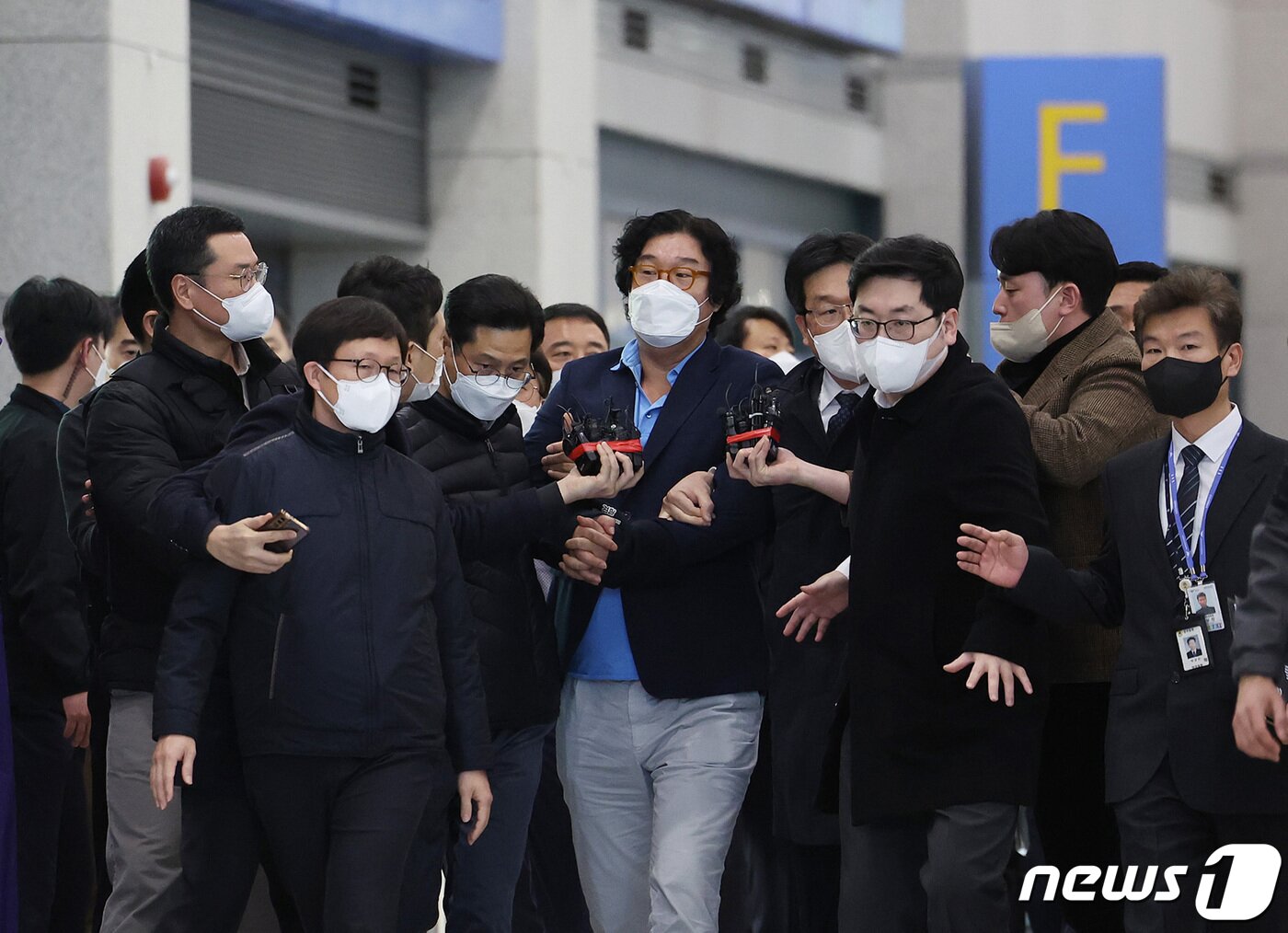 본문 이미지 - 해외 도피 중 태국에서 체포된 김성태 쌍방울 그룹 전 회장이 17일 오전 인천국제공항을 통해 귀국하고 있다. (공동취재)2023.1.17  ⓒ News1 공항사진기자단