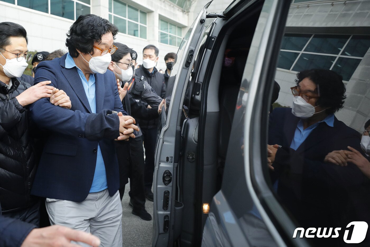본문 이미지 - 8개월의 장기 해외 도피 끝에 태국에서 붙잡힌 김성태 전 쌍방울그룹 회장이 17일 인천국제공항을 통해 귀국해 차량에 오르고 있다. 김 전 회장은 이재명 더불어민주당 대표의 ‘변호사비 대납’과 ‘대북 송금’ 등 각종 의혹에 연루된 쌍방울그룹의 실소유주다. 지난해 5월 말 검찰 압수수색을 앞두고 싱가포르로 출국한 뒤 같은 해 7월 말 태국으로 옮겨 도피 생활을 해왔다.2023.1.17/뉴스1 ⓒ News1 공항사진기자단