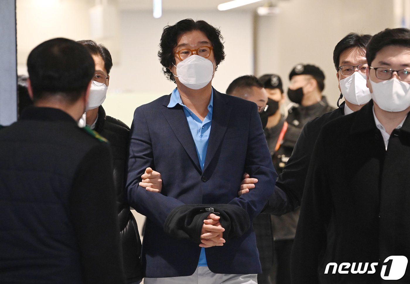 본문 이미지 - 8개월의 장기 해외 도피 끝에 태국에서 붙잡힌 김성태 전 쌍방울그룹 회장이 17일 인천국제공항을 통해 귀국하고 있다. 김 전 회장은 이재명 더불어민주당 대표의 ‘변호사비 대납’과 ‘대북 송금’ 등 각종 의혹에 연루된 쌍방울그룹의 실소유주다. 지난해 5월 말 검찰 압수수색을 앞두고 싱가포르로 출국한 뒤 같은 해 7월 말 태국으로 옮겨 도피 생활을 해왔다. 2023.1.17/뉴스1 ⓒ News1 공항사진기자단