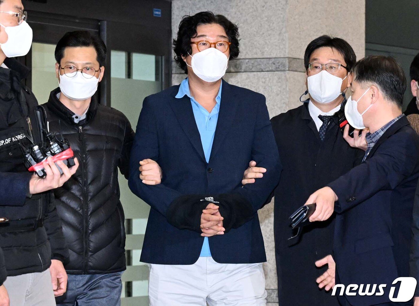 본문 이미지 - 해외 도피 중 태국에서 체포된 김성태 쌍방울 그룹 전 회장이 17일 오전 인천국제공항을 통해 귀국하고 있다. (공동취재)2023.1.17  ⓒ News1 공항사진기자단