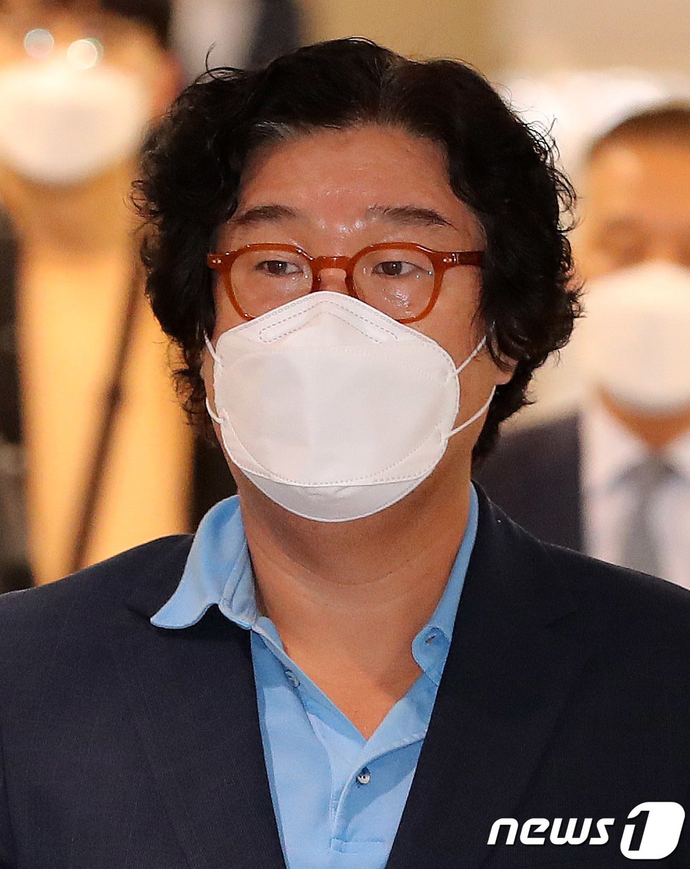 본문 이미지 - 8개월의 장기 해외 도피 끝에 태국에서 붙잡힌 김성태 전 쌍방울그룹 회장이 17일 인천국제공항을 통해 입국하고 있다. 김 전 회장은 이재명 더불어민주당 대표의 ‘변호사비 대납’과 ‘대북 송금’ 등 각종 의혹에 연루된 쌍방울그룹의 실소유주다. 지난해 5월 말 검찰 압수수색을 앞두고 싱가포르로 출국한 뒤 같은 해 7월 말 태국으로 옮겨 도피 생활을 해왔다. 2023.1.17/뉴스1 ⓒ News1 공항사진기자단