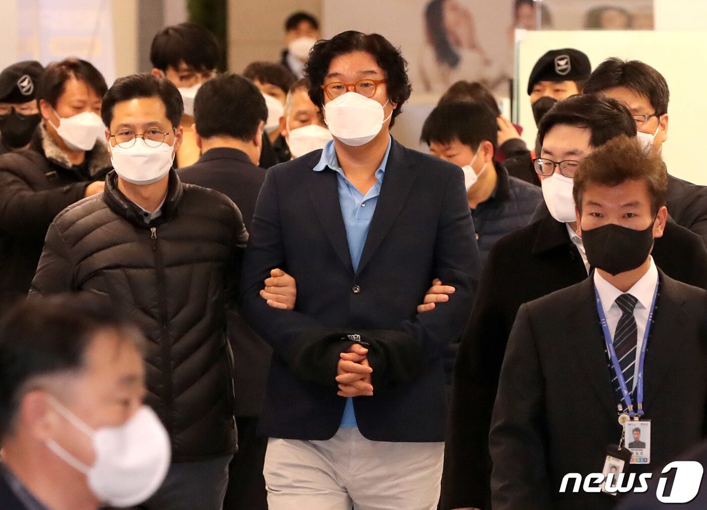 본문 이미지 - 해외 도피 중 태국에서 체포된 김성태 쌍방울 그룹 전 회장이 17일 오전 인천국제공항을 통해 귀국하고 있다. (공동취재)2023.1.17  ⓒ News1 공항사진기자단