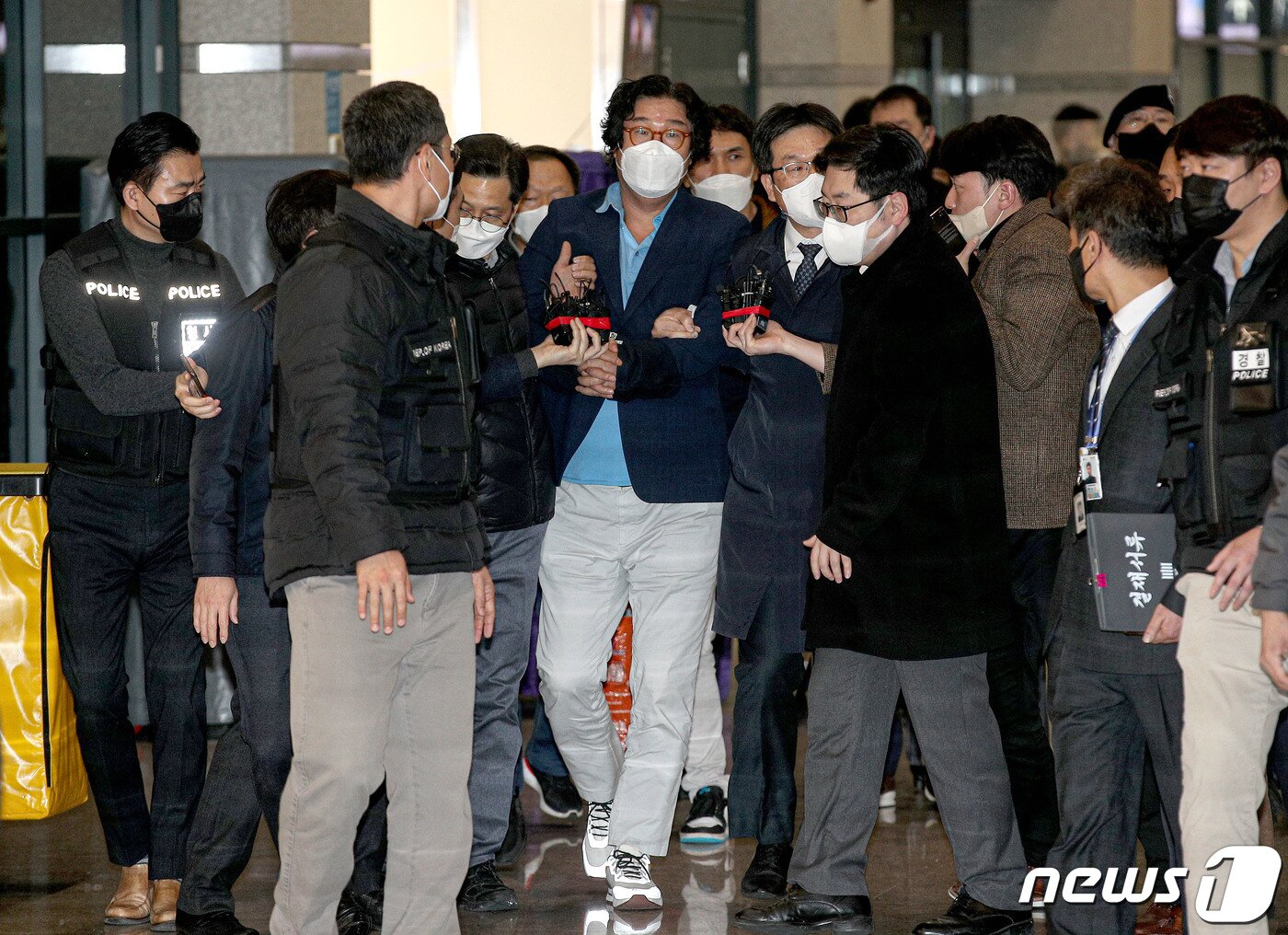 본문 이미지 - 해외 도피 중 태국에서 체포된 김성태 쌍방울 그룹 전 회장이 17일 오전 인천국제공항을 통해 귀국하고 있다. (공동취재)2023.1.17  ⓒ News1 공항사진기자단