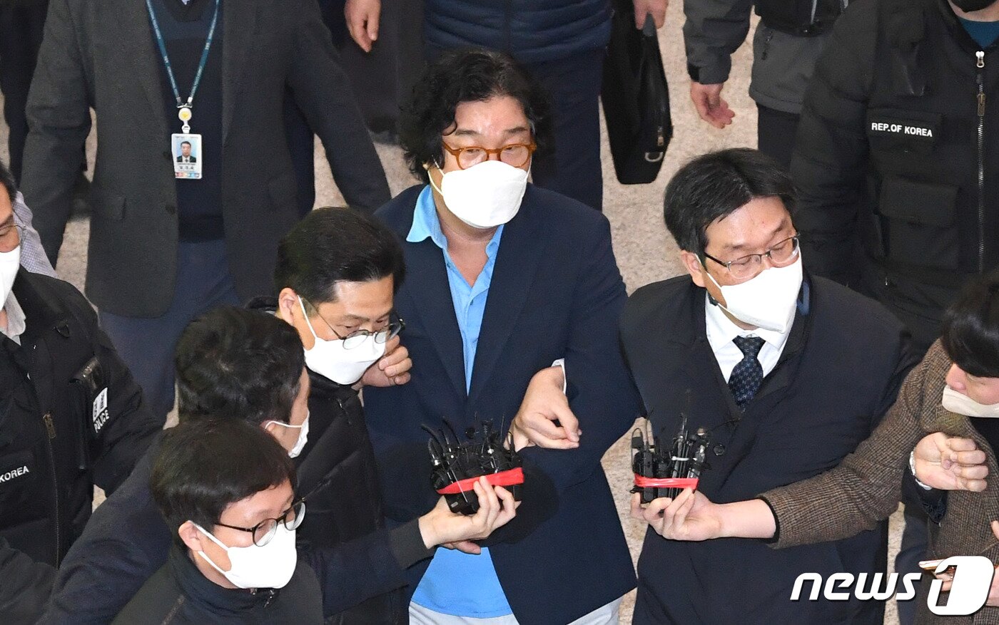 본문 이미지 - 해외 도피 중 태국에서 체포된 김성태 쌍방울 그룹 전 회장이 17일 오전 인천국제공항을 통해 귀국하고 있다. (공동취재)2023.1.17  ⓒ News1 공항사진기자단