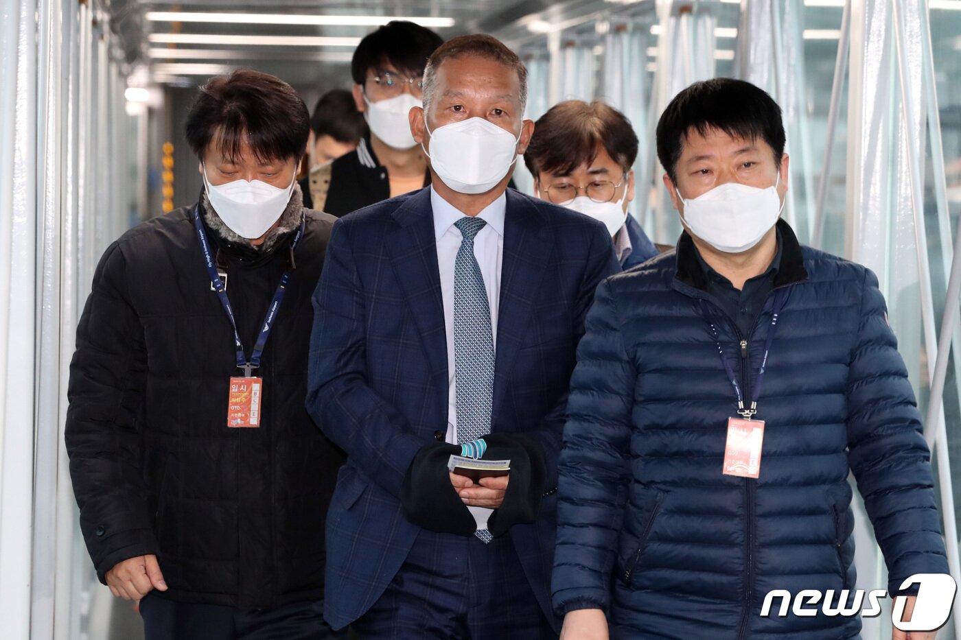 본문 이미지 - 해외 도피생활 중 태국에서 검거된 양선길 쌍방울그룹 회장이 17일 인천국제공항을 통해 귀국하고 있다. 2023.1.17/뉴스1 ⓒ News1 공항사진기자단