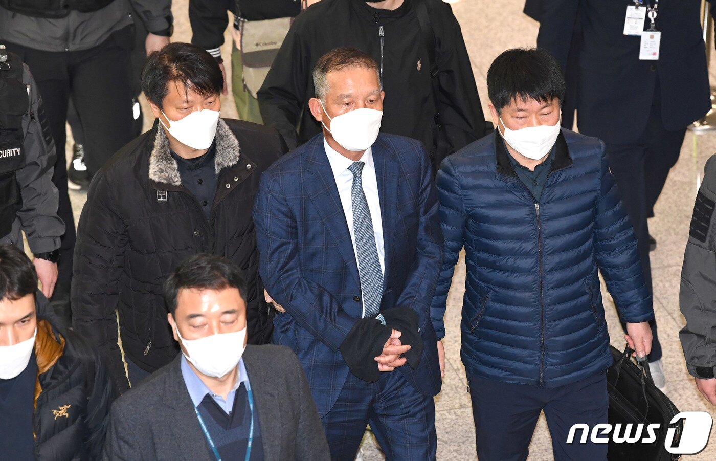 본문 이미지 - 해외 도피생활 중 태국에서 검거된 양선길 쌍방울그룹 회장이 17일 인천국제공항을 통해 귀국하고 있다. 2023.1.17/뉴스1 ⓒ News1 공항사진기자단
