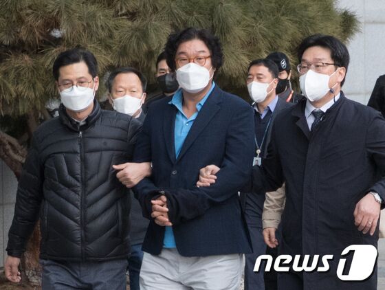 8개월의 장기 해외 도피 끝에 태국에서 붙잡힌 김성태 전 쌍방울그룹 회장이 1월17일 인천국제공항을 통해 입국하고 있다. 2023.1.17/뉴스1 © News1 공항사진기자단