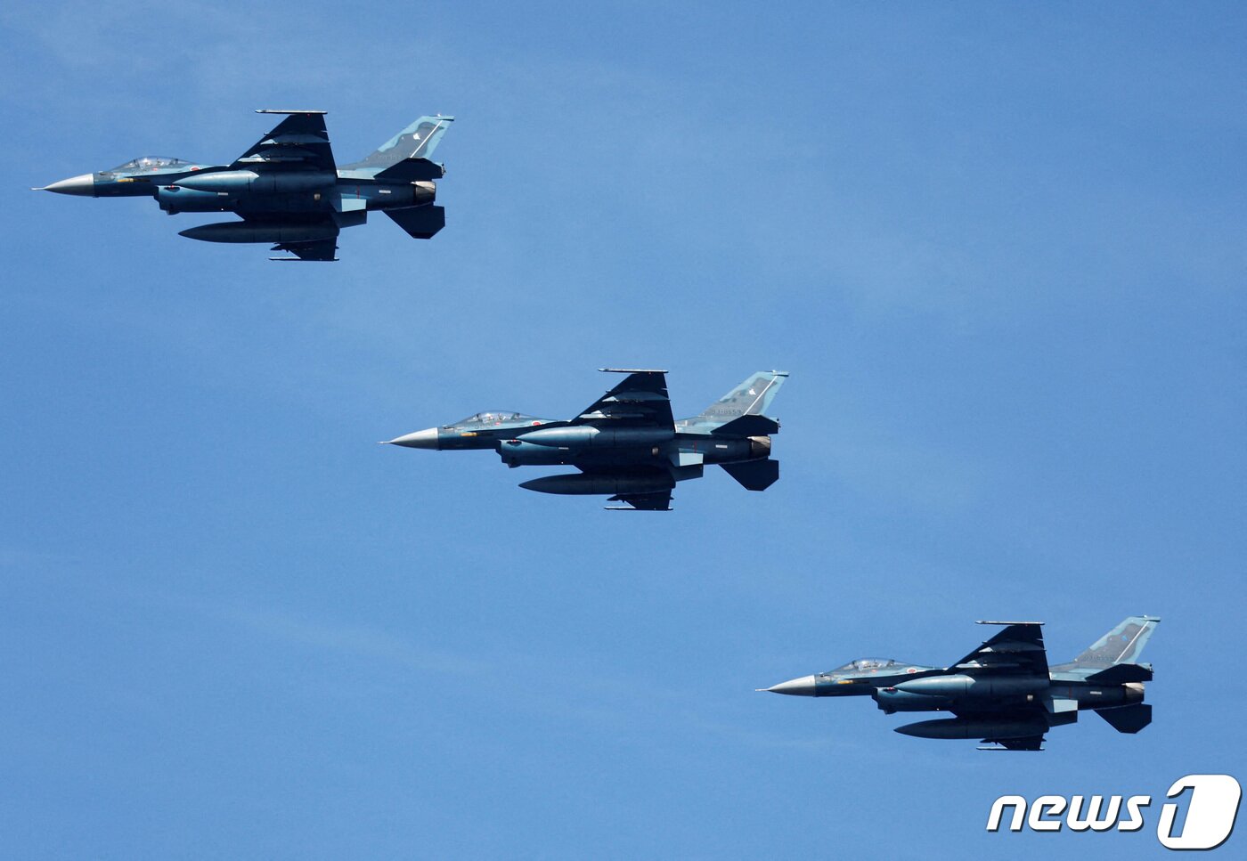 본문 이미지 - 일본 자위대의 F-2 전투기. 2022.11.6. ⓒ 로이터=뉴스1 ⓒ News1 정윤영 기자