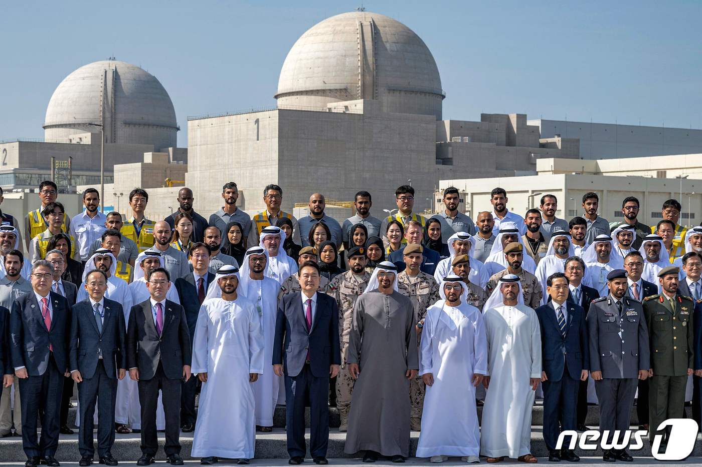 본문 이미지 - 윤석열 대통령과 모하메드 빈 자이드 알 나흐얀 아랍에미리트(UAE) 대통령이 16일 오후(현지시간) UAE 아부다비 알다프라 바라카 원자력 발전소에서 열린 3호기 가동 기념식에서 기념 촬영을 하고 있다. ⓒ AFP=뉴스1 ⓒ News1 안은나 기자