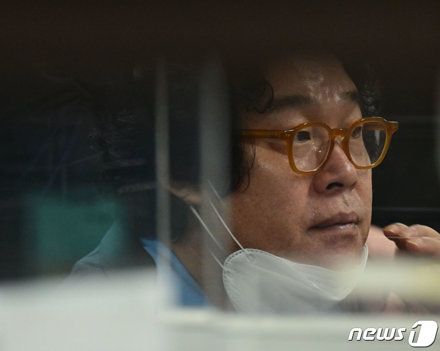 본문 이미지 - 8개월의 장기 해외 도피 끝에 태국에서 붙잡힌 김성태 전 쌍방울그룹 회장이 17일 인천국제공항을 통해 입국하고 있다.2023.1.17/뉴스1 ⓒ News1 공항사진기자단