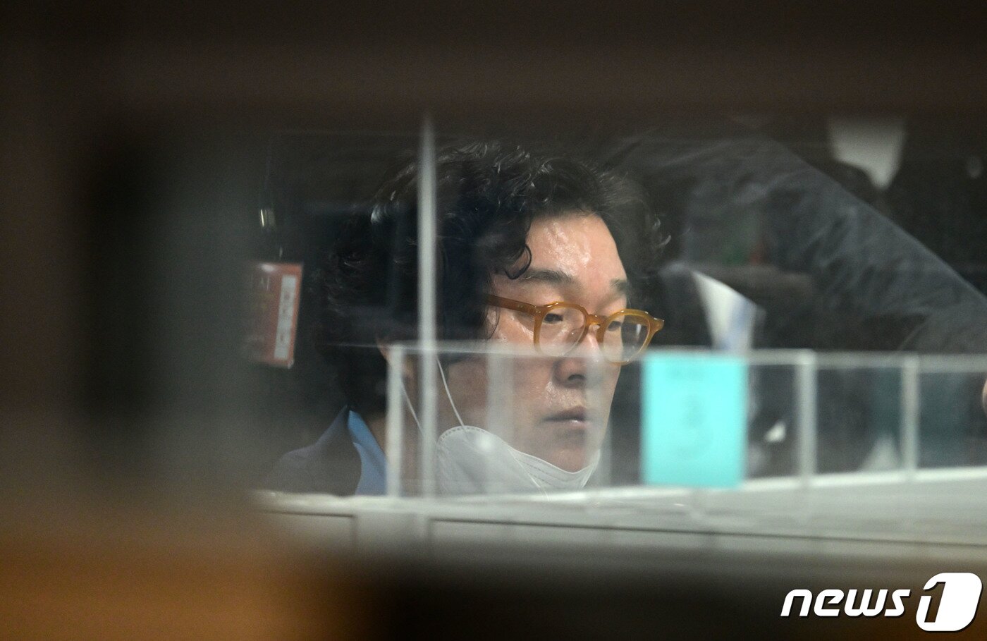 본문 이미지 - 해외 도피생활 중 태국에서 체포된 쌍방울 그룹의 실소유주 김성태 전 회장이 1월17일 오전 인천국제공항을 통해 압송되고 있다. ⓒ News1 공항사진기자단