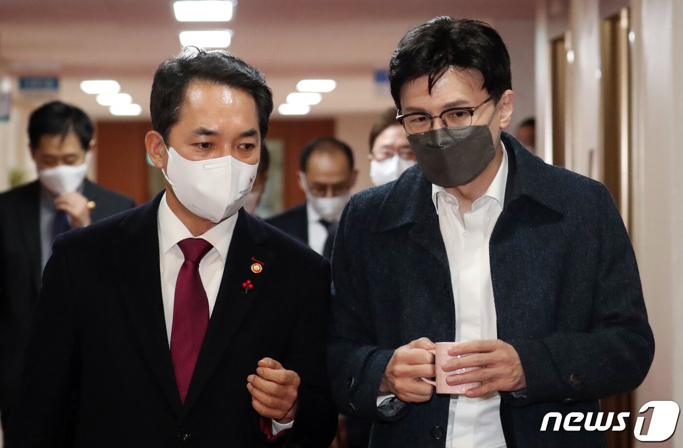 본문 이미지 - 한동훈 전 국민의힘 대표와 박민식 전 국가보훈부 장관. 2023.1.17 ⓒ 뉴스1 김명섭 기자