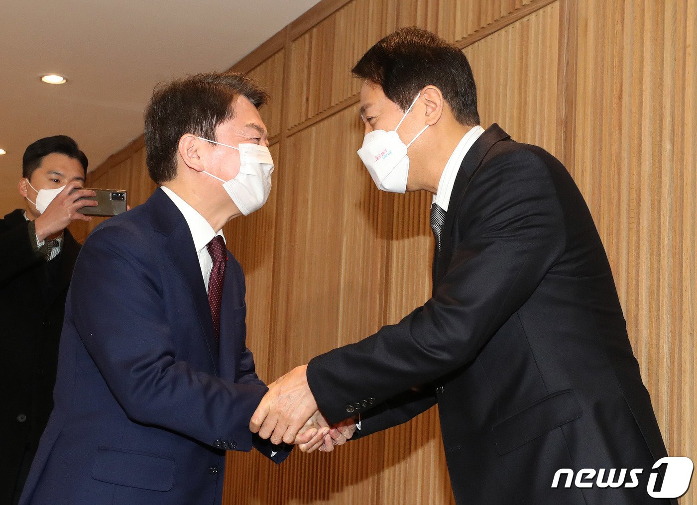 본문 이미지 - 국민의힘 당권주자인 안철수 의원이 17일 오전 서울시청을 방문해 오세훈 시장과 정책간담회에 앞서 악수하고 있다. 2023.1.17/뉴스1 ⓒ News1 박세연 기자