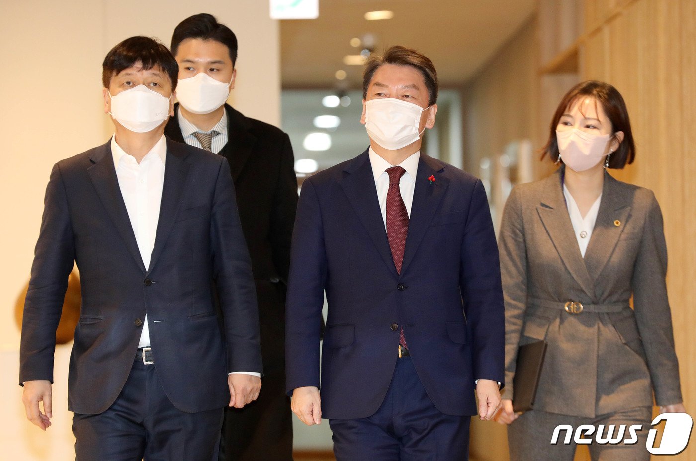 본문 이미지 - 국민의힘 당권주자인 안철수 의원이 17일 오전 오세훈 서울시장과 정책간담회를 하기 위해 서울시청 집무실로 향하고 있다. 2023.1.17/뉴스1 ⓒ News1 박세연 기자