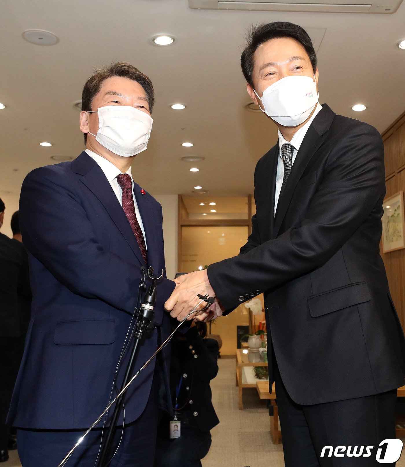 본문 이미지 - 국민의힘 당권주자인 안철수 의원이 17일 오전 서울시청을 방문해 오세훈 시장과 정책간담회에 앞서 악수하고 있다. 2023.1.17/뉴스1 ⓒ News1 박세연 기자