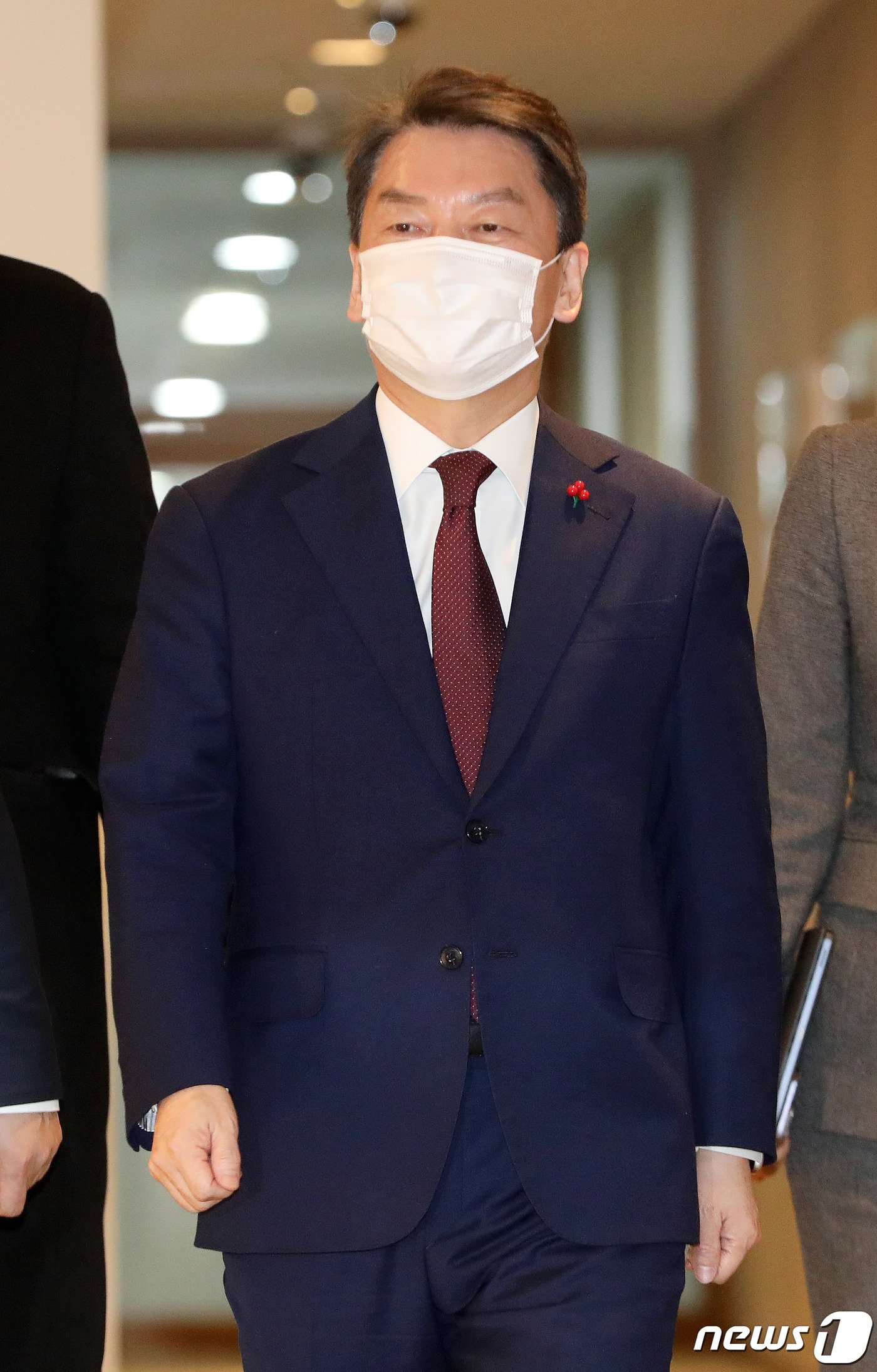 본문 이미지 - 국민의힘 당권주자인 안철수 의원이 17일 오전 오세훈 서울시장과 정책간담회를 하기 위해 서울시청 집무실로 향하고 있다. 2023.1.17/뉴스1 ⓒ News1 박세연 기자