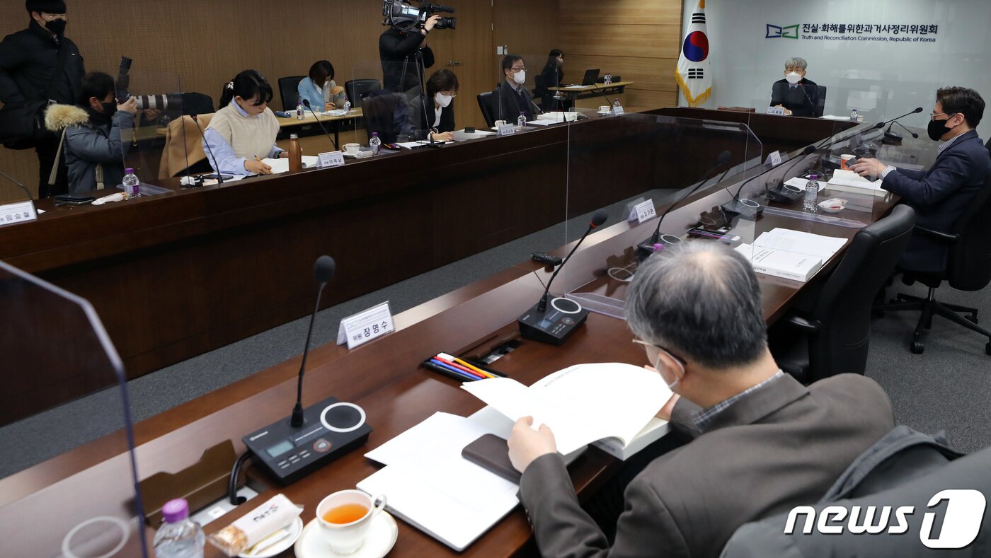 본문 이미지 -  진실화해를위한과거사정리위원회도 해외입양의 불법행위 여부를 조사하기로 했다. 진실화해위 회의 모습.. 2023.1.17/뉴스1 ⓒ News1 이동해 기자