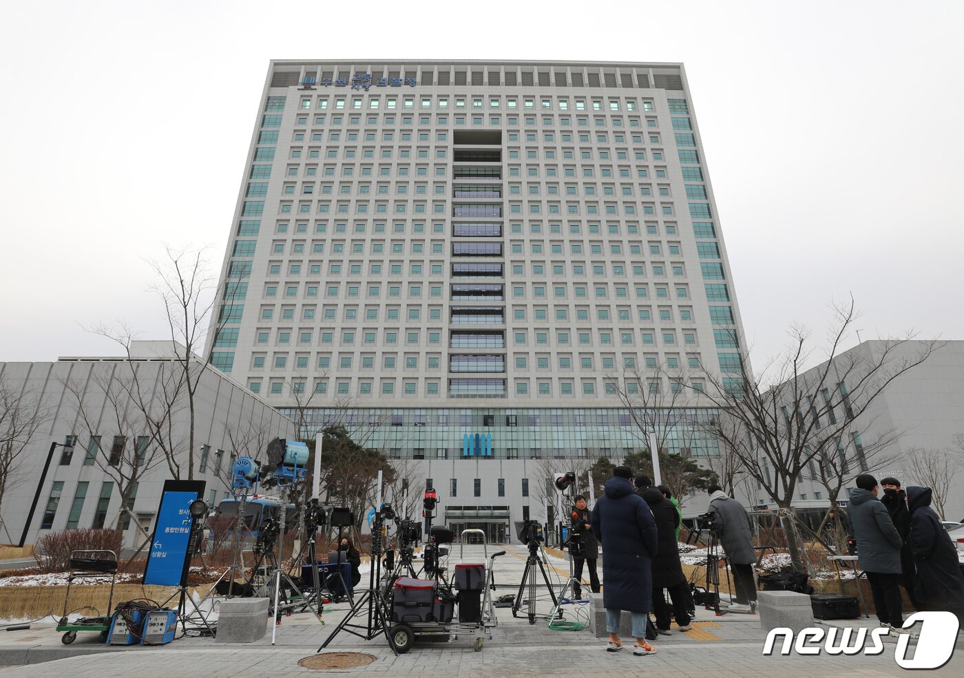 본문 이미지 - 이재명 더불어민주당 대표를 둘러싼 '변호사비 대납 의혹' 사건의 핵심 인물인 김성태 전 쌍방울그룹 회장이 귀국한 17일 오후 경기 수원시 영통구 수원지방검찰청에 취재진들이 분주하게 움직이고 있다. 2023.1.17/뉴스1 ⓒ News1 김영운 기자