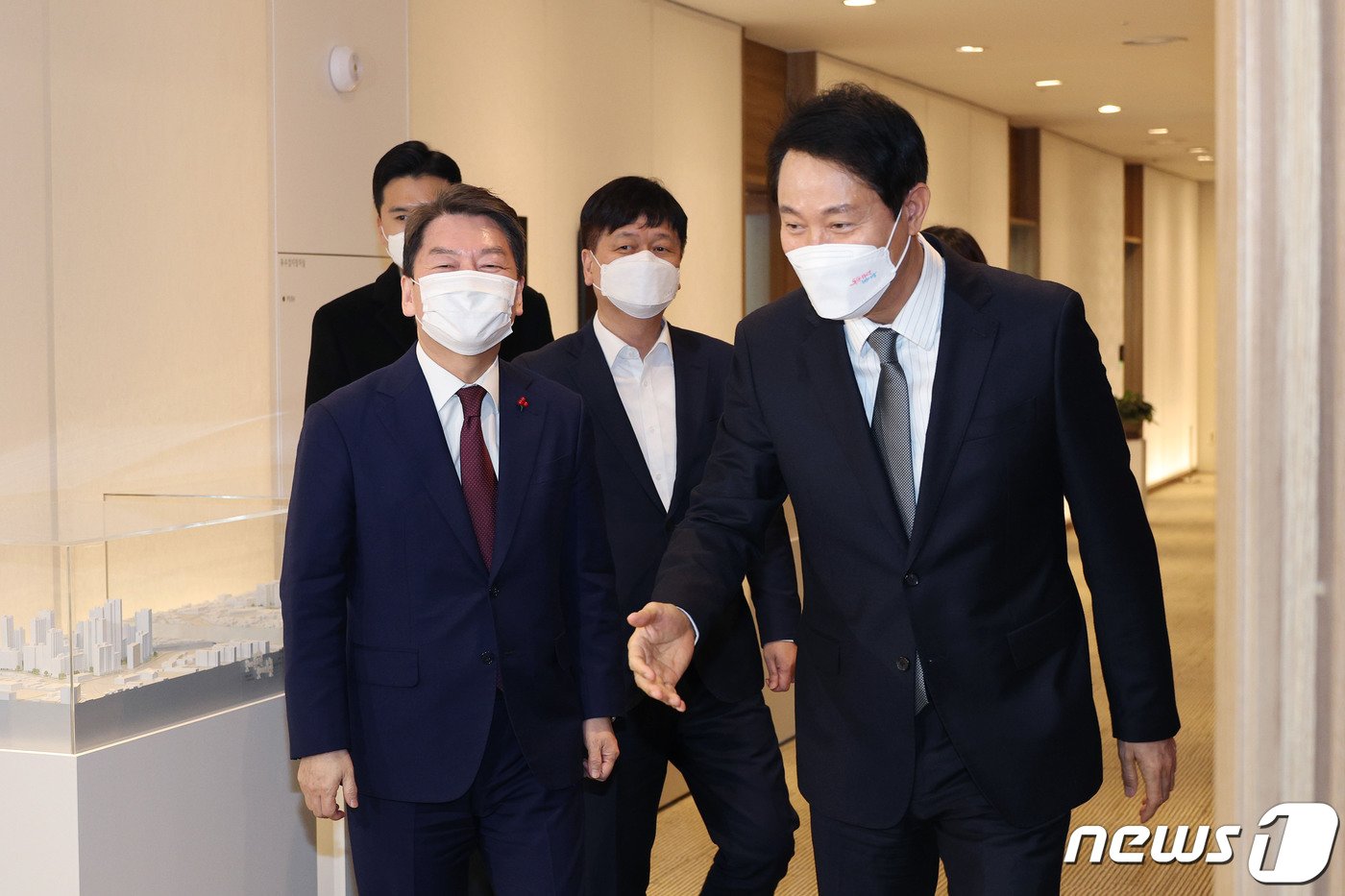 본문 이미지 - 국민의힘 당권주자인 안철수 의원과 오세훈 서울시장이 17일 오전 정책간담회를 갖기위해 서울시청 집무실로 향하고 있다. &#40;공동취재2023.1.17/뉴스1 ⓒ News1 박세연 기자