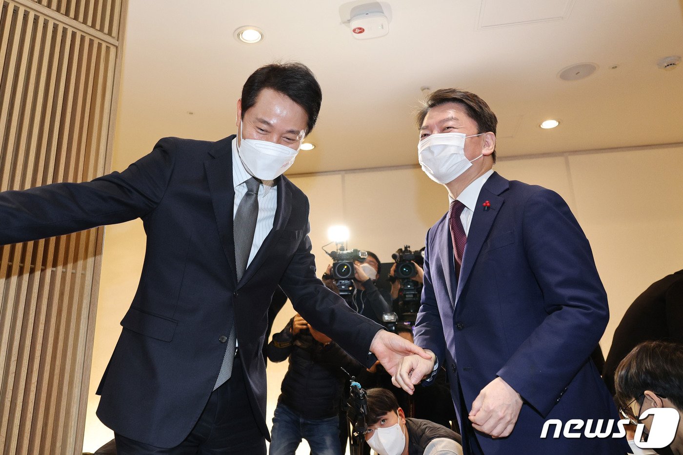 본문 이미지 - 국민의힘 당권주자인 안철수 의원과 오세훈 서울시장이 17일 오전 정책간담회를 갖기위해 서울시청 집무실로 향하고 있다. &#40;공동취재&#41;2023.1.17/뉴스1 ⓒ News1 박세연 기자