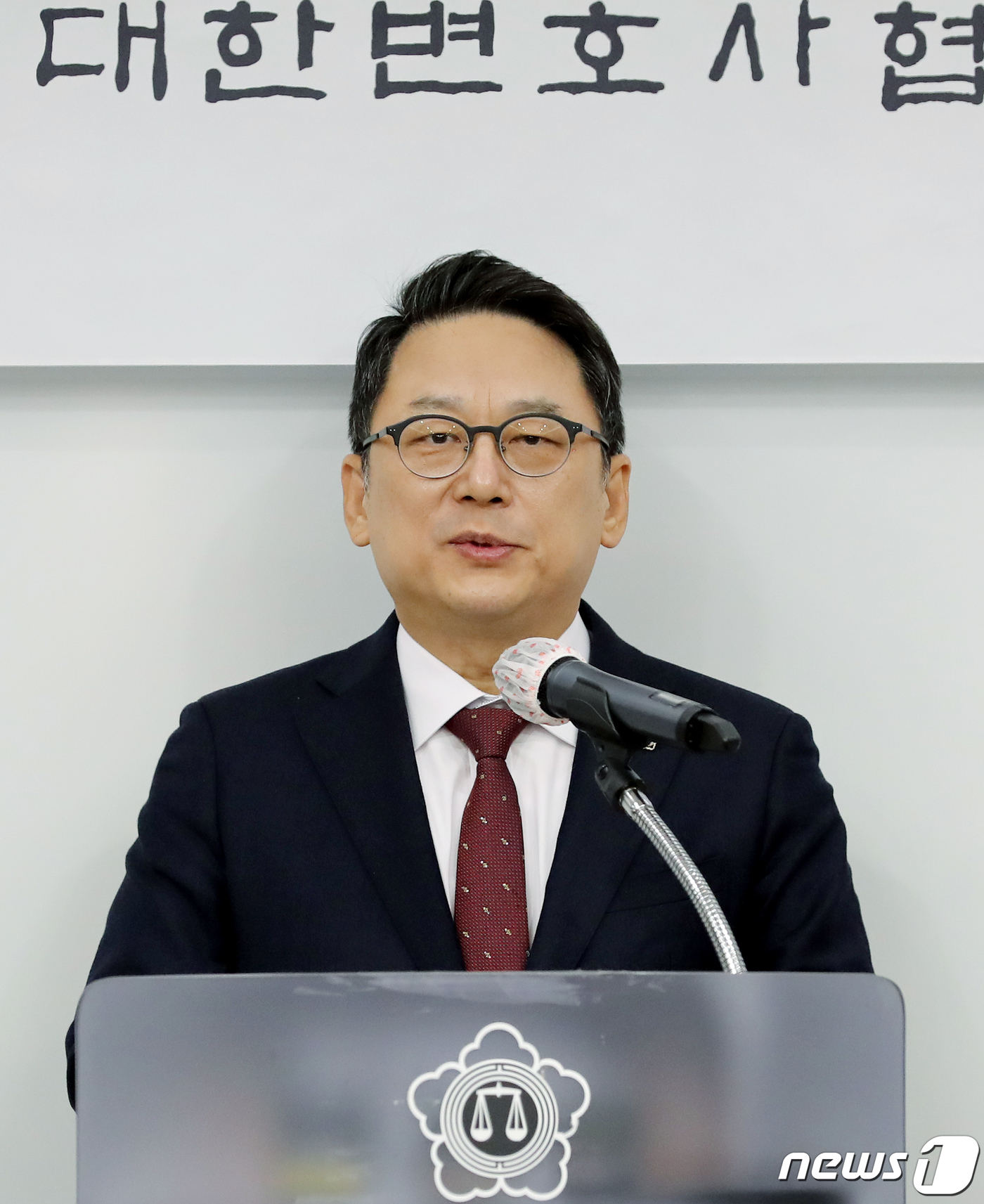 (서울=뉴스1) 장수영 기자 = 김영훈 신임 대한변호사협회장이 17일 서울 서초구 대한변협회관에서 당선 소감을 발표하고 있다. 2023.1.17/뉴스1