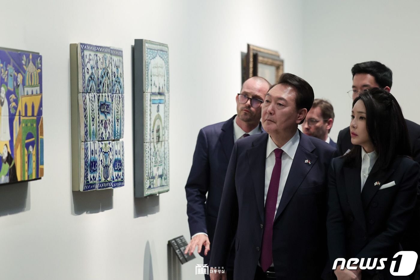 본문 이미지 - 윤석열 대통령과 김건희 여사가 16일 오후(현지시간) 아랍에미리트(UAE) 루브르 아부다비를 찾아 박물관 내부에 전시된 소장품을 둘러보고 있다. (대통령실 홈페이지) 2023.1.17/뉴스1 ⓒ News1 안은나 기자