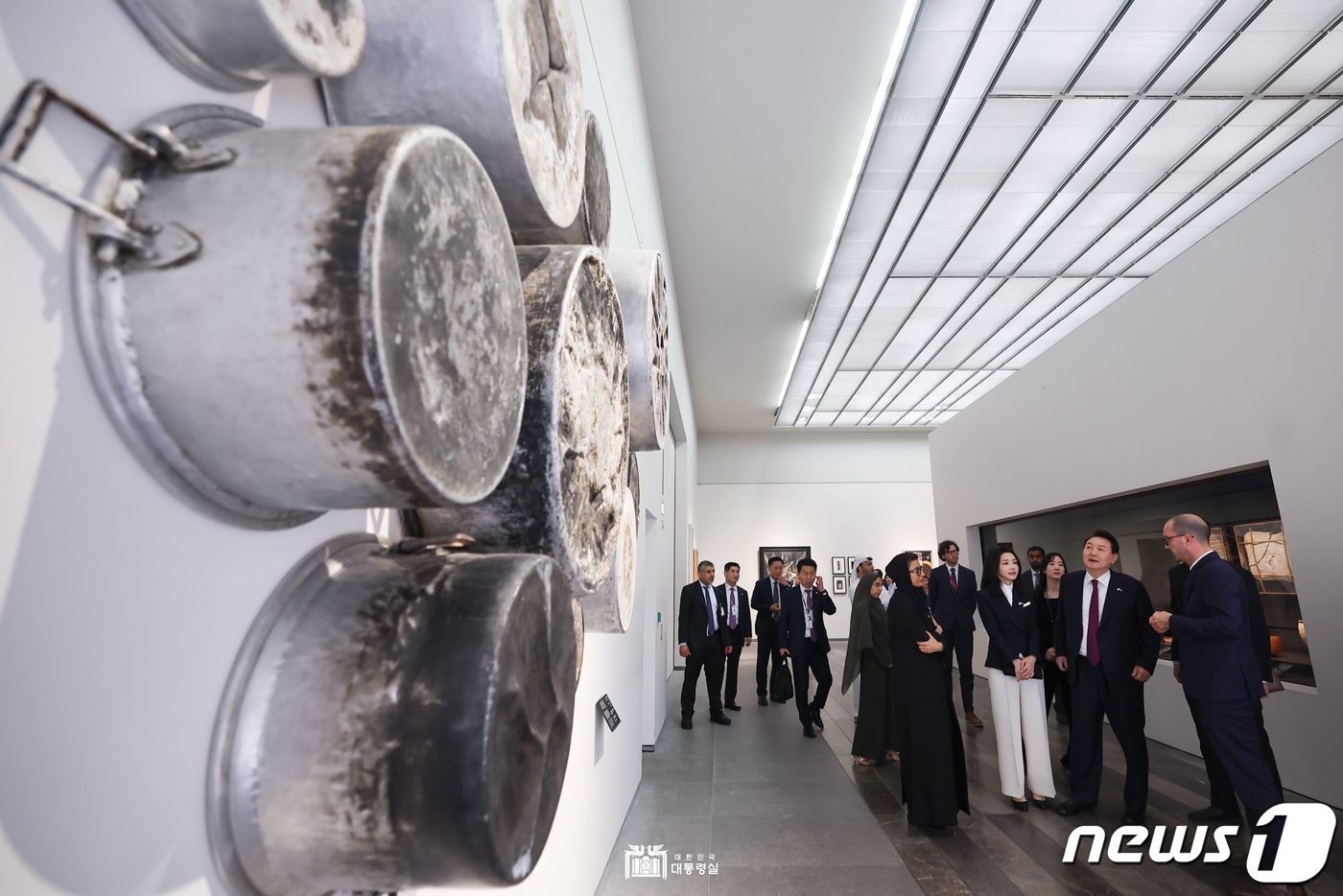 본문 이미지 - 윤석열 대통령과 김건희 여사가 16일 오후(현지시간) 아랍에미리트(UAE) 루브르 아부다비를 찾아 박물관 내부에 전시된 소장품을 둘러보고 있다. (대통령실 홈페이지) 2023.1.17/뉴스1 ⓒ News1 안은나 기자