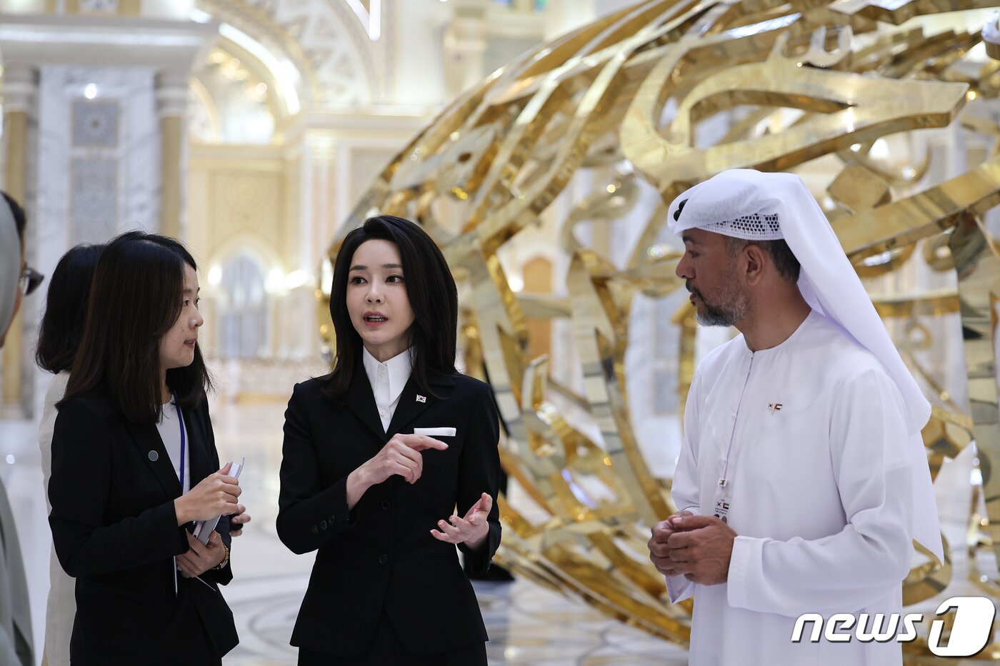 본문 이미지 - 윤석열 대통령 부인 김건희 여사가 15일(현지시간) 아랍에미리트(UAE) 알 와탄 대통령궁에 전시된 타원형 조형물 앞에서 누라 알 카아비 UAE 문화·청소년부 장관과 환담을 나누고 있다. 대통령실에 따르면 알 카이비 장관은 “부는 돈과 기름에서 나오는 것이 아니다. 부는 사람에게 있으며 사람에게 쓰지 않으면 가치가 없다”라는 故 자이드 대통령의 말을 소개했으며, 김 여사는 “조형물과 대통령의 글이 이 곳을 더욱 의미 있고 훌륭한 공간으로 만들어주는 것 같다”고 평가했다. (대통령실 제공) 2023.1.17/뉴스1 ⓒ News1 안은나 기자