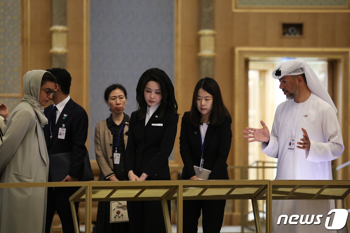 본문 이미지 - 윤석열 대통령 부인 김건희 여사가 15일(현지시간) 아랍에미리트(UAE) 알 와탄 대통령궁을 둘러보며 누라 알 카아비 UAE 문화·청소년부 장관과 환담을 나누고 있다. (대통령실 제공) 2023.1.17/뉴스1 ⓒ News1 안은나 기자