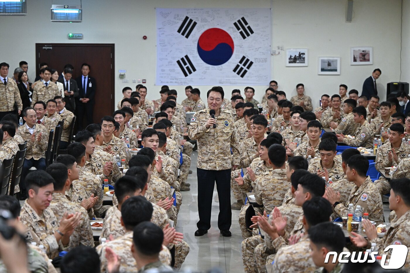 본문 이미지 - 윤석열 대통령이 15일 오후(현지시간) 아랍에미리트(UAE) 아크부대를 찾아 장병들을 격려하고 있다. (대통령실 제공) 2023.1.17/뉴스1 ⓒ News1 안은나 기자