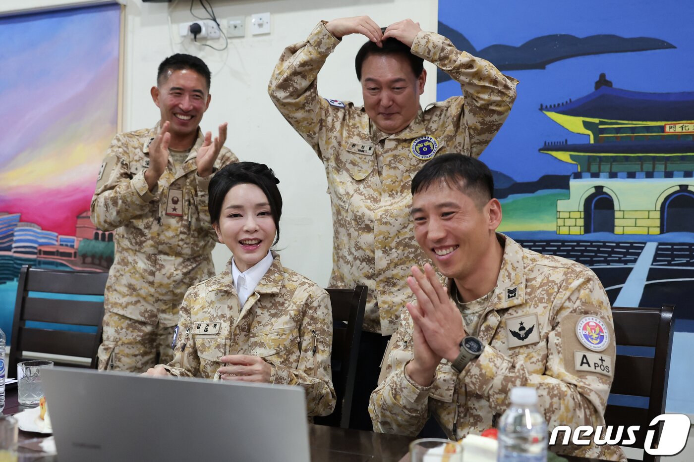 본문 이미지 - 윤석열 대통령과 김건희 여사가 15일 오후(현지시간) 아랍에미리트(UAE) 아크부대를 찾아 장병 가족과 화상통화를 하고 있다. (대통령실 제공) 2023.1.17/뉴스1 ⓒ News1 안은나 기자