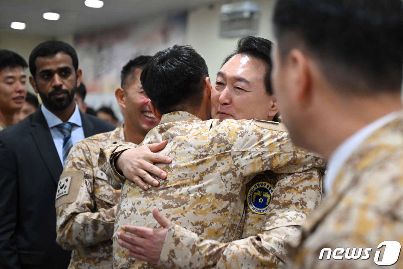 본문 이미지 - 윤석열 대통령이 15일 오후(현지시간) 아랍에미리트(UAE) 아크부대를 찾아 한 장병과 포옹하고 있다. (대통령실 제공) 2023.1.17/뉴스1 ⓒ News1 안은나 기자