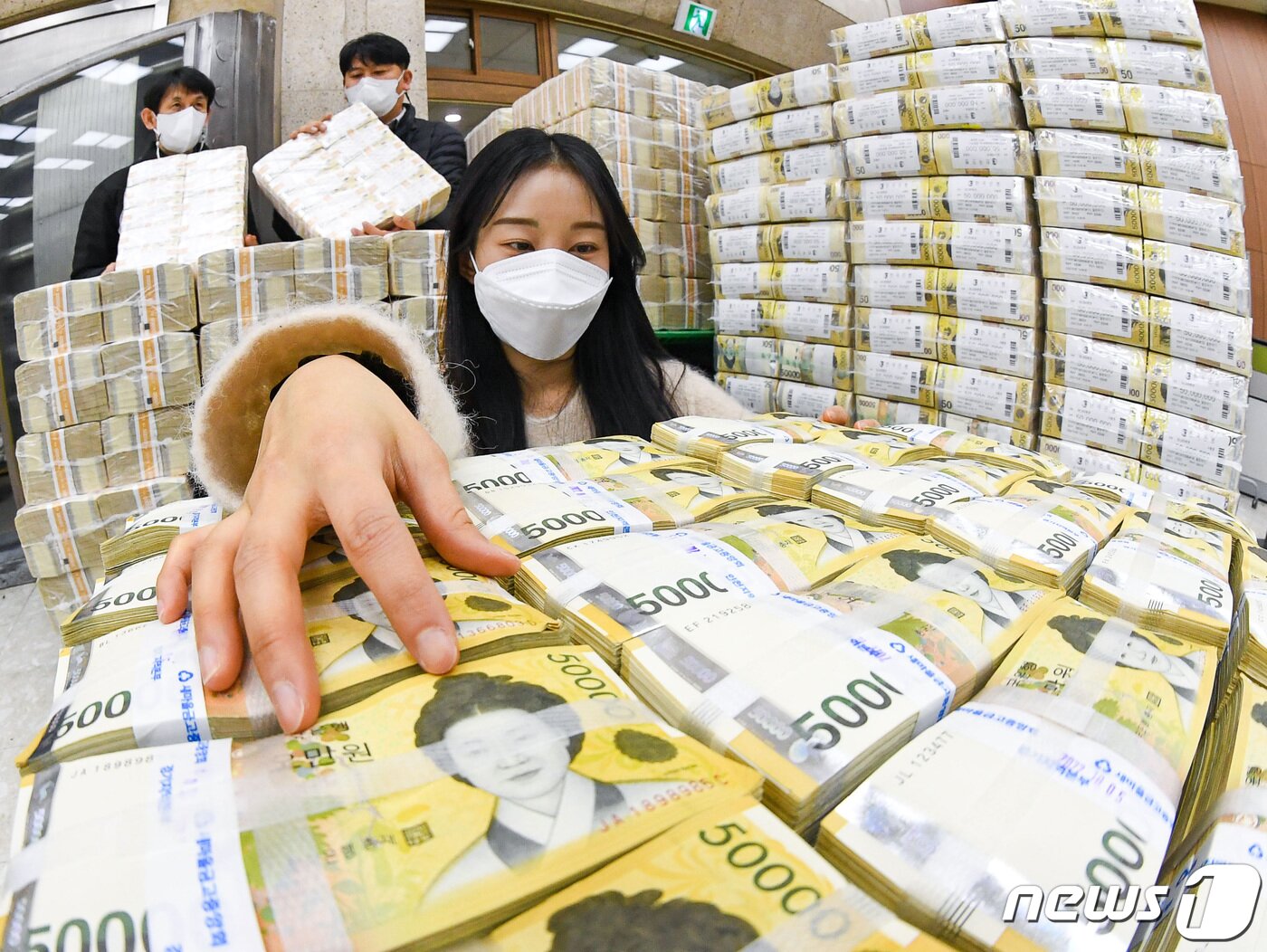 본문 이미지 - 설 명절을 앞둔 17일 오후 경기 수원시 장안구 한국은행 경기본부(경기남부 17개 시 관할)에서 직원들이 지역 시중은행으로 발행될 설 자금을 점검하고 있다. (공동취재) 2023.1.17/뉴스1 ⓒ News1 김영운 기자