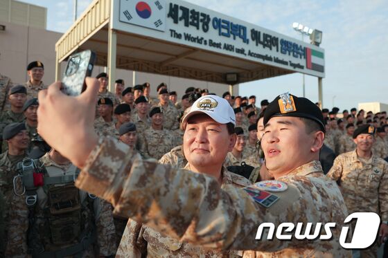 윤석열 대통령이 15일 오후(현지시간) 아랍에미리트(UAE) 아크부대를 찾아 한 장병과 스마트폰 셀카를 찍고 있다. (대통령실 제공) 2023.1.17/뉴스1 © News1 안은나 기자
