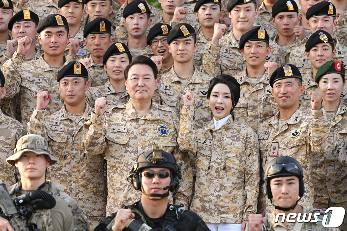 본문 이미지 - 윤석열 대통령과 김건희 여사가 15일 오후(현지시간) 아랍에미리트(UAE) 아크부대를 찾아 장병들과 기념 촬영하고 있다. (대통령실 제공) 2023.1.17/뉴스1 ⓒ News1 안은나 기자