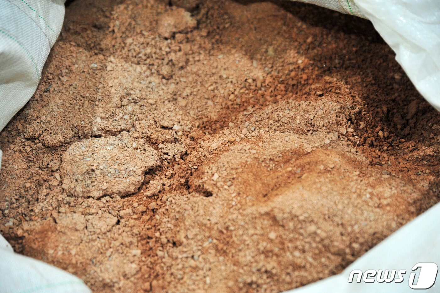 본문 이미지 - 16일&#40;현지시간&#41; 캐나다 서스캐처원에서 발굴돼 가공 대기 중인 희토류 원석. &lt;자료사진&gt; ⓒ 로이터=뉴스1 ⓒ News1 권진영 기자