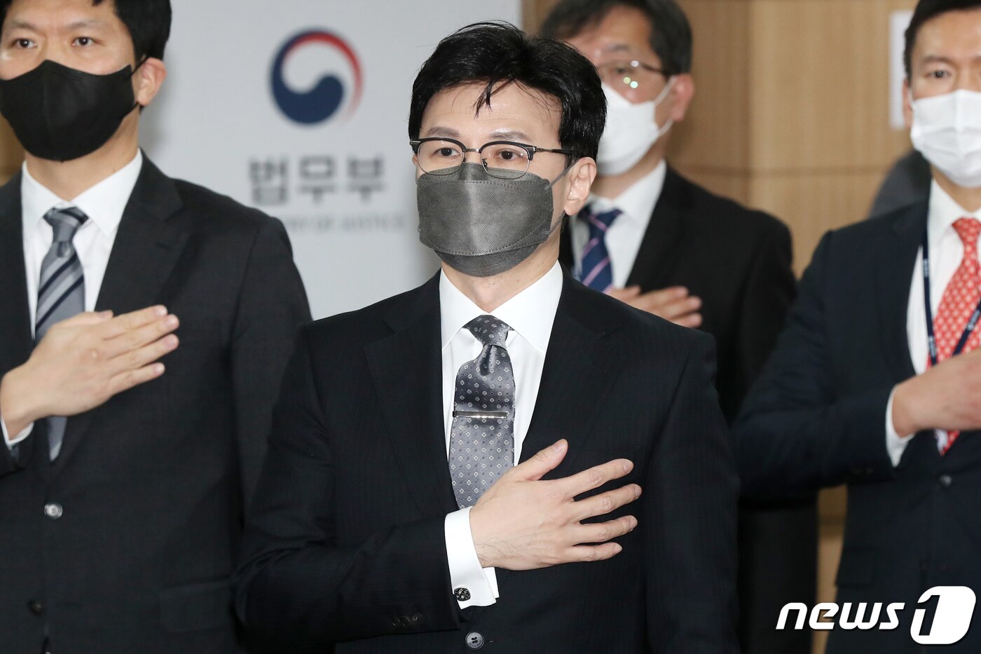 본문 이미지 - 한동훈 법무부 장관이 17일 오후 경기 과천 법무부에서 열린 홍보대사 위촉식에 참석해 국민의례를 하고 있다. 2023.1.17/뉴스1 ⓒ News1 민경석 기자