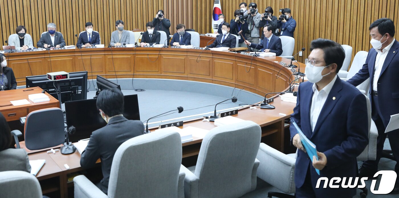 본문 이미지 - 우상호 국회 용산 이태원 참사 진상규명과 재발방지를 위한 국정조사특별위원장이 17일 서울 여의도 국회에서 열린 제402회 국회(임시회) 국조특위 제9차 전체회의에서 의사봉을 두드리고 있다. 국민의힘 위원들은 이상민 행정안전부 장관 등이 이태원 참사에 책임이 있다는 보고서 내용에 동의할 수 없다며 보고서 채택에 반발하며 퇴장했다. 2023.1.17/뉴스1 ⓒ News1 허경 기자