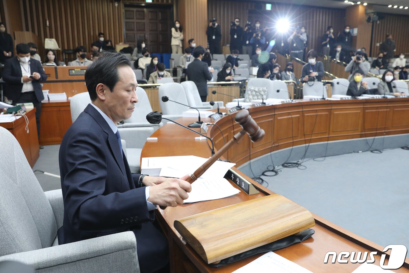 본문 이미지 - 우상호 국회 용산 이태원 참사 진상규명과 재발방지를 위한 국정조사특별위원장이 17일 서울 여의도 국회에서 열린 제402회 국회(임시회) 국조특위 제9차 전체회의에서 의사봉을 두드리고 있다.. 2023.1.17/뉴스1 ⓒ News1 허경 기자