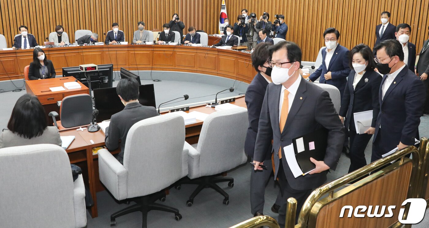 본문 이미지 - 17일 서울 여의도 국회에서 열린국회 용산 이태원 참사 진상규명과 재발방지를 위한 국정조사특별위원회 제9차 전체회의에서 국민의힘 위원들이 이상민 행정안전부 장관 등이 이태원 참사에 책임이 있다는 보고서 내용에 반발하며 퇴장하고 있다. 2023.1.17/뉴스1 ⓒ News1 허경 기자