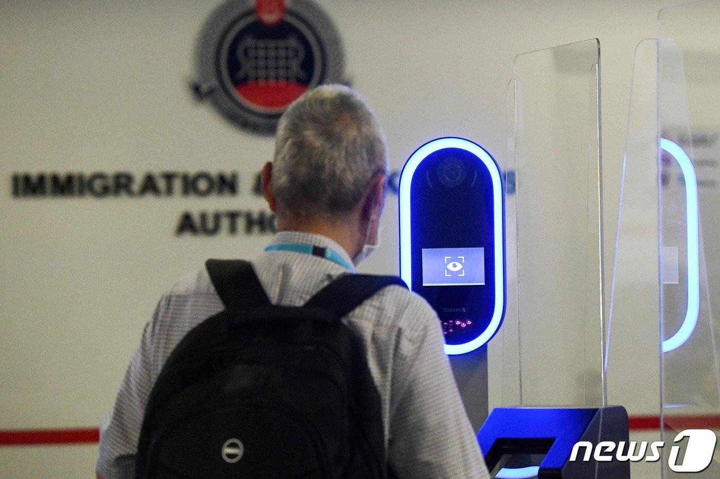 본문 이미지 - 싱가포르 이민국(ICA)에 설치된 홍채·지문인식 시스템 ⓒ AFP=뉴스1