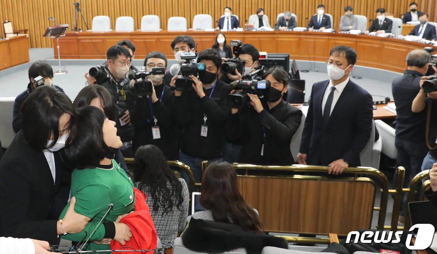 본문 이미지 - 17일 서울 여의도 국회에서 열린국회 용산 이태원 참사 진상규명과 재발방지를 위한 국정조사특별위원회 제9차 전체회의에서 고 이지한 씨 어머니 조미은 씨가 조수진 국민의힘 의원의 발언에 항의하고 있다. 2023.1.17/뉴스1 ⓒ News1 허경 기자